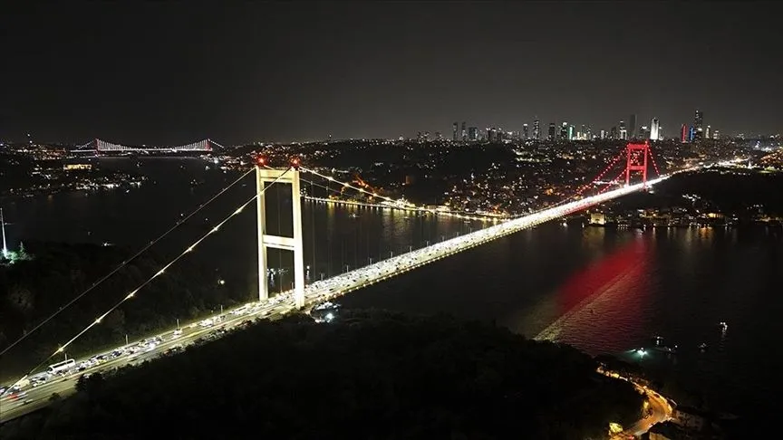 Fatih Sultan Mehmet Köprüsü "sarı-kırımızı" oldu