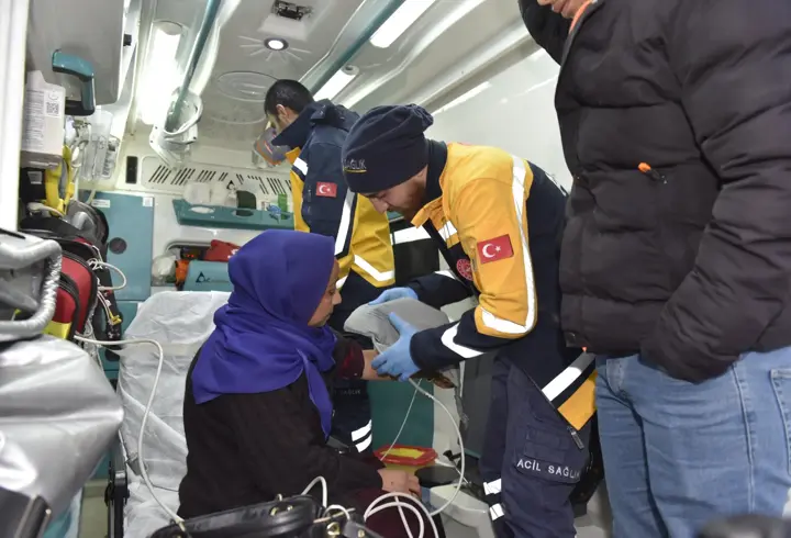 Yolu kardan kapanan kırsal mahallede diyaliz hastasını ekipler kurtardı