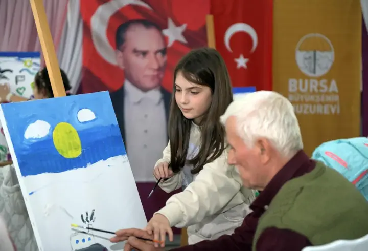 Osmangazili öğrenciler huzurevi sakinleriyle resim yaptı