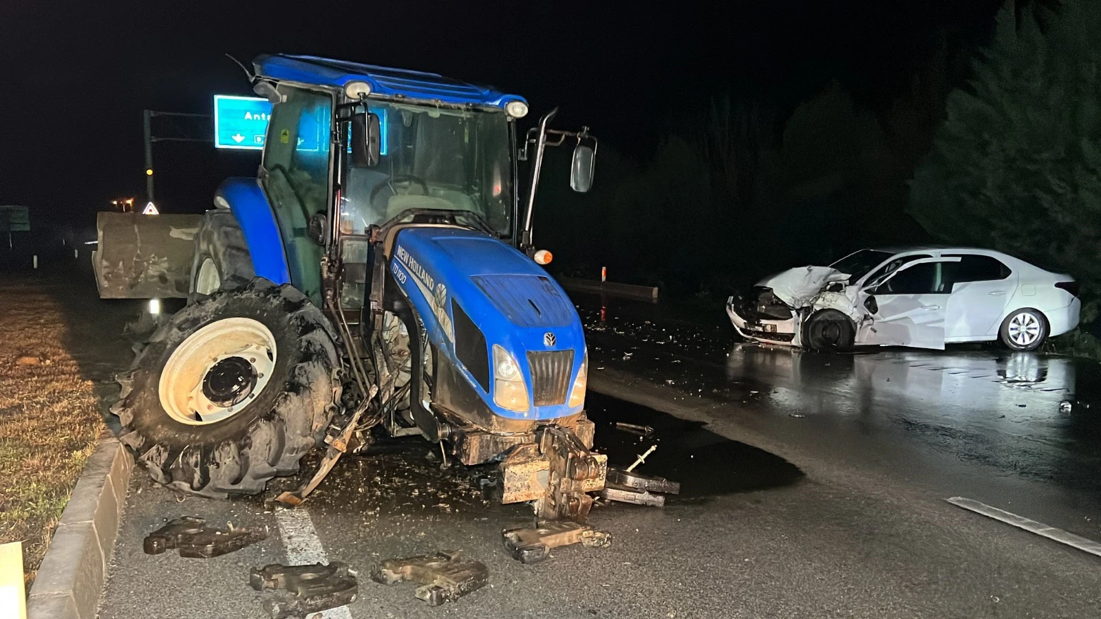 Burdur'da ters yöne giren traktör ile otomobil çarpıştı: İki yaralı
