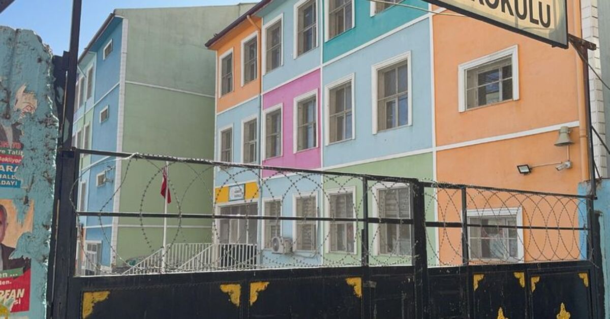 Kadın öğretmeni yumruklayıp sırtından bıçakladı!