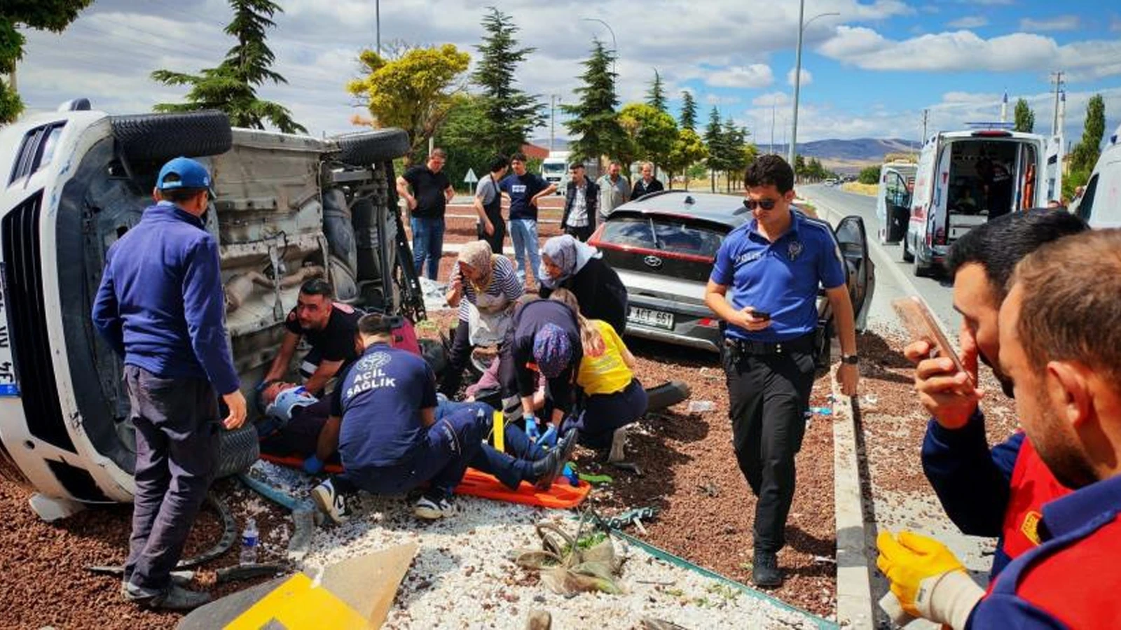 Afyonkarahisar'da otomobiller çarpıştı: Çok sayıda yaralı var