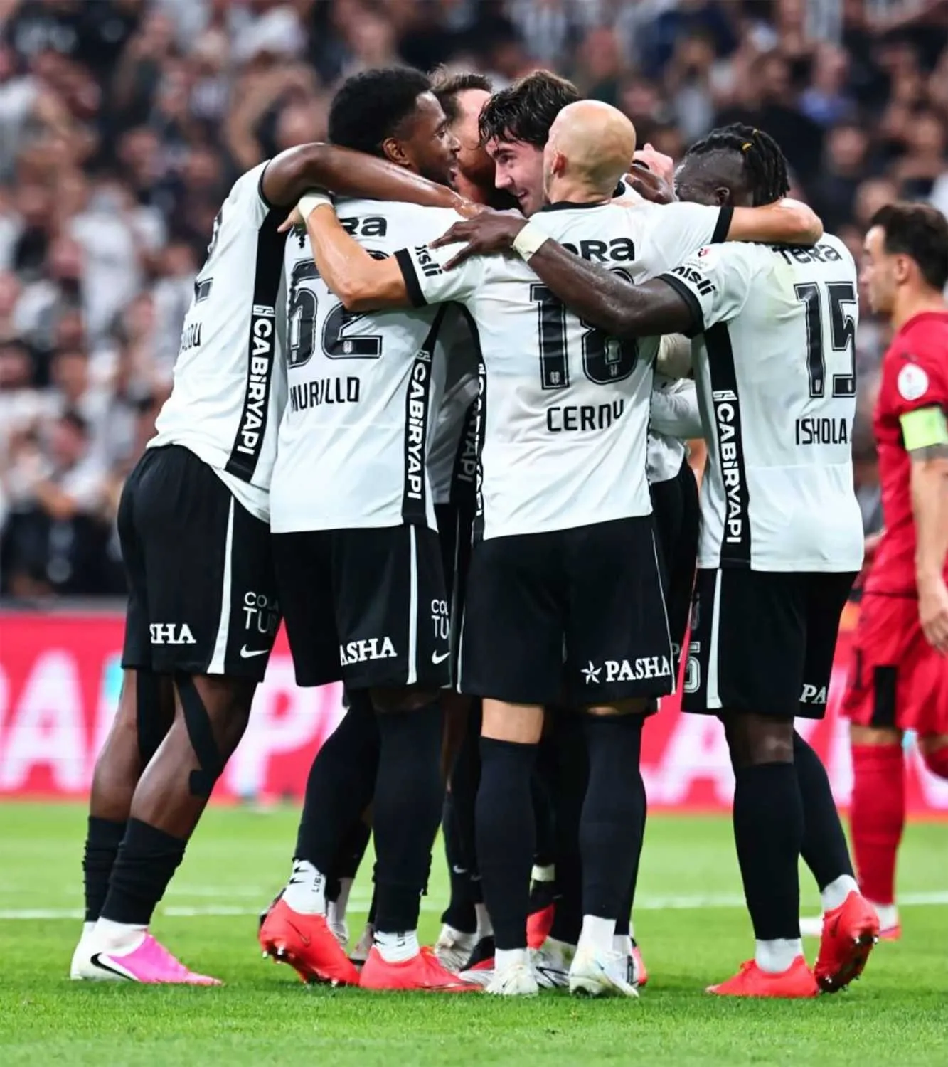 Beşiktaş'ın Trabzonspor Maçı Kadrosu Açıklandı! Vlahovic Kafilede Yer Aldı Mı?