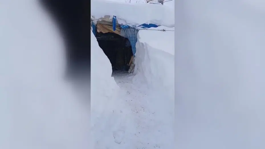 Vatandaşlar evlerine açtıkları tünellerle giriyor