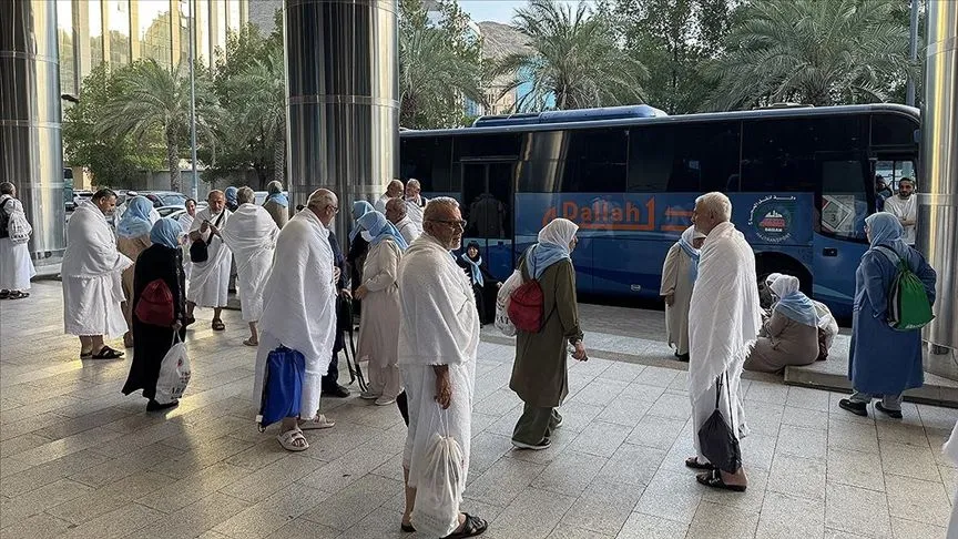 Hacı adaylarının "Mahşerin Provası" diye nitelendirilen Arafat'a yolculuğu başladı