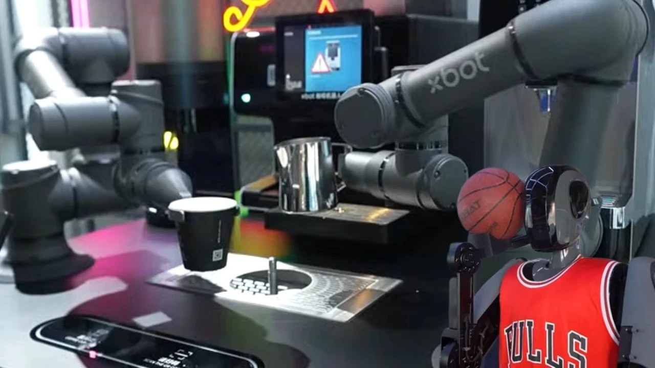 Kimi basket oynuyor, kimi kahve yapıyor! Bu da robot alışveriş merkezi...