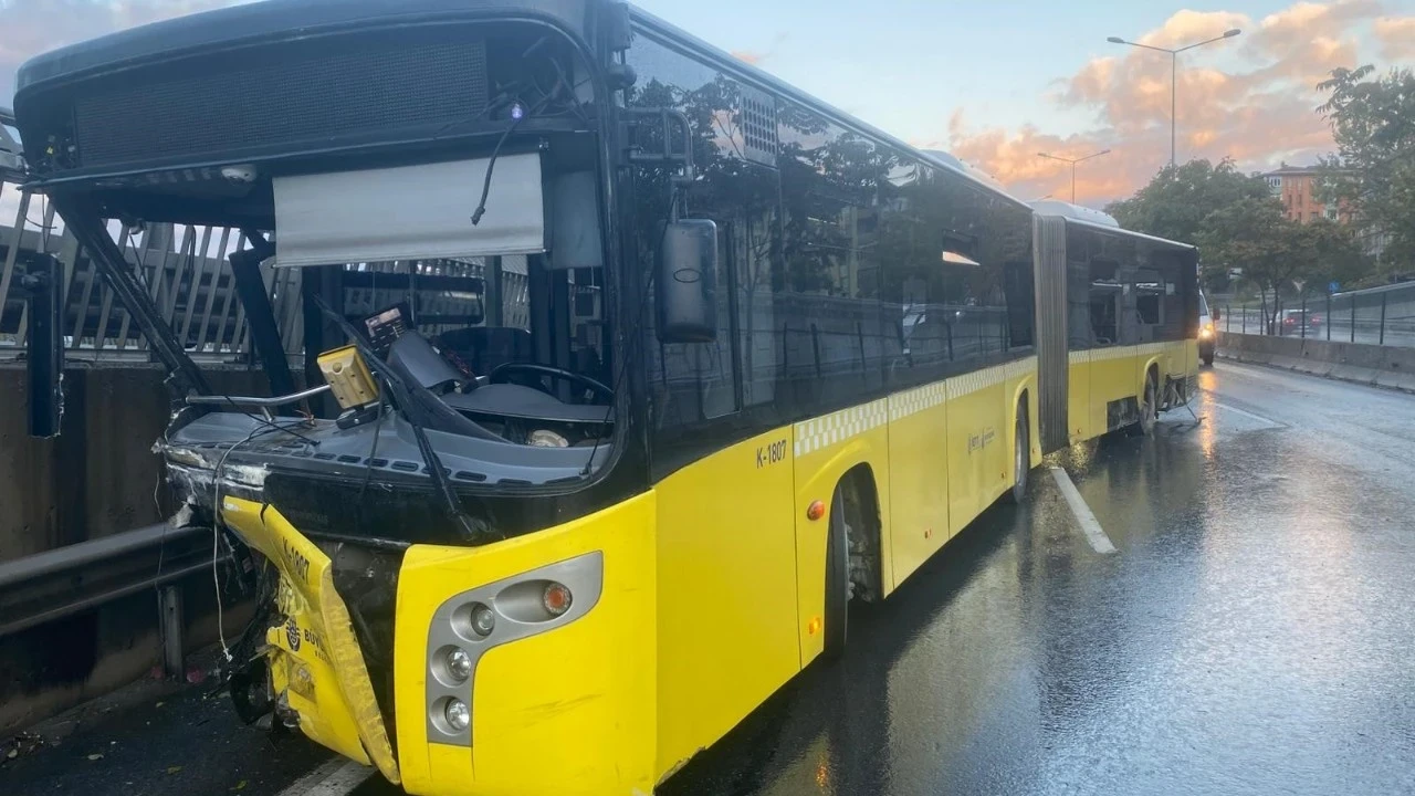 Alkollü İETT şoförü Kadıköy'de bariyerlere saplandı!