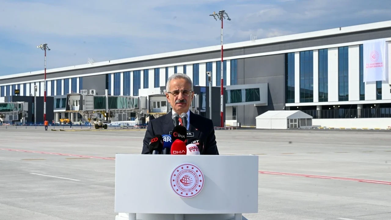 Bakan Uraloğlu duyurdu: Ağustosta her 2 yolcudan biri İstanbul’daki havalimanlarını kullandı