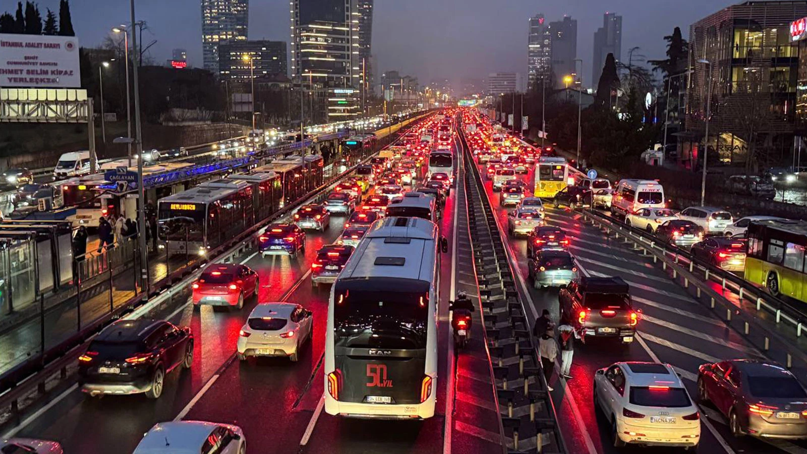 İstanbul'da trafik çilesi: Yoğunluk yüzde 85'e çıktı