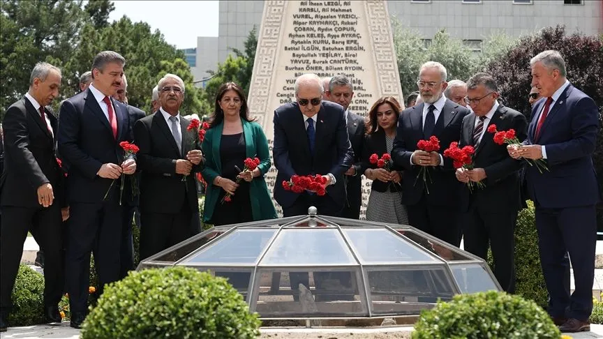 TBMM Başkanı Kurtulmuş, 15 Temmuz'da Meclis'te bombalanan alanlara karanfil bıraktı
