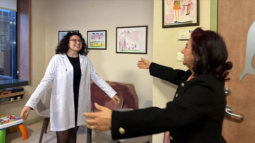 Çocukluk çağı kanserini yenen doktor hastalara şifa dağıtıyor