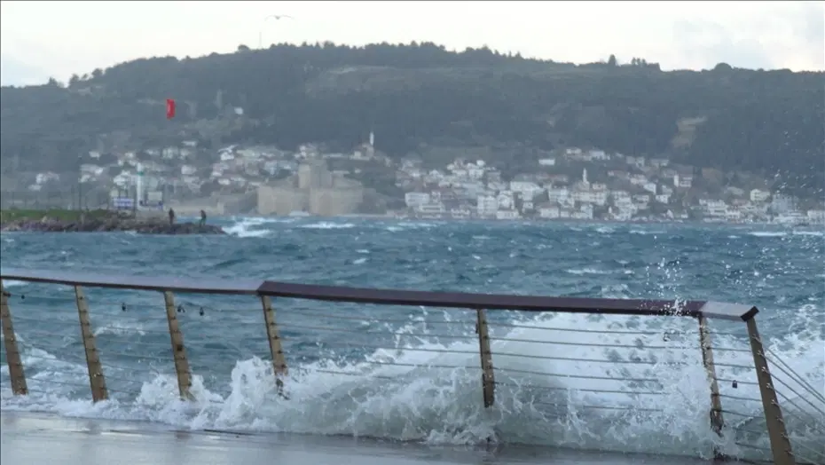 Çanakkale Boğazı'nda gemi trafiğine lodos engeli
