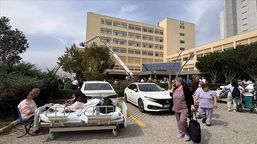 Akdeniz Üniversitesi Hastanesi Acil Servisi yangın nedeniyle tahliye edildi
