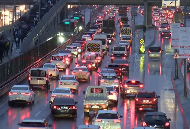 Okullarda ara tatil sona erdi: İstanbul'da trafik yoğunluğu
