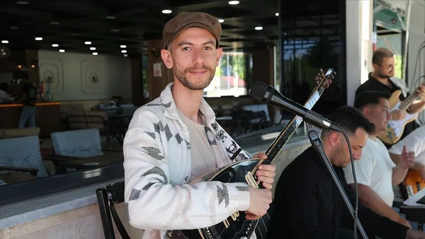 Aydınlı öğretmen atandığı ilçeye sevgisini bestelediği türküyle dile getirdi