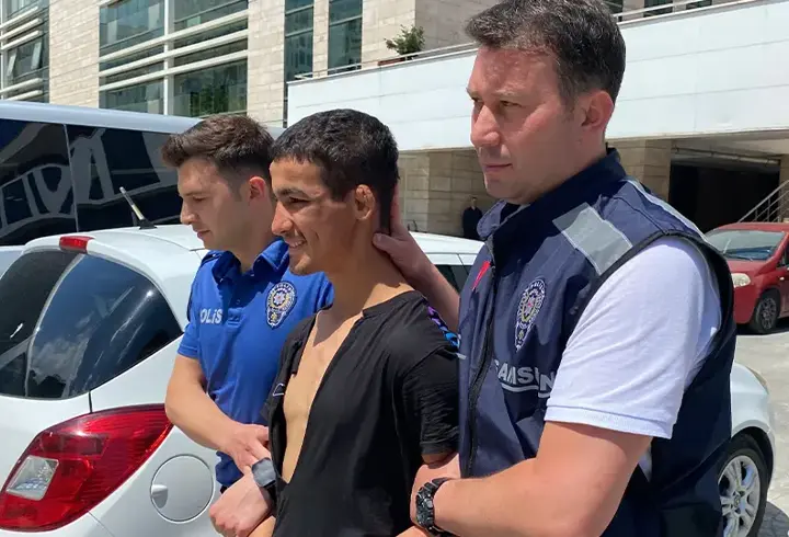 Balık tutan kişiyi ‘2 saattir bir balık tutamadın’ diyerek denize attı
