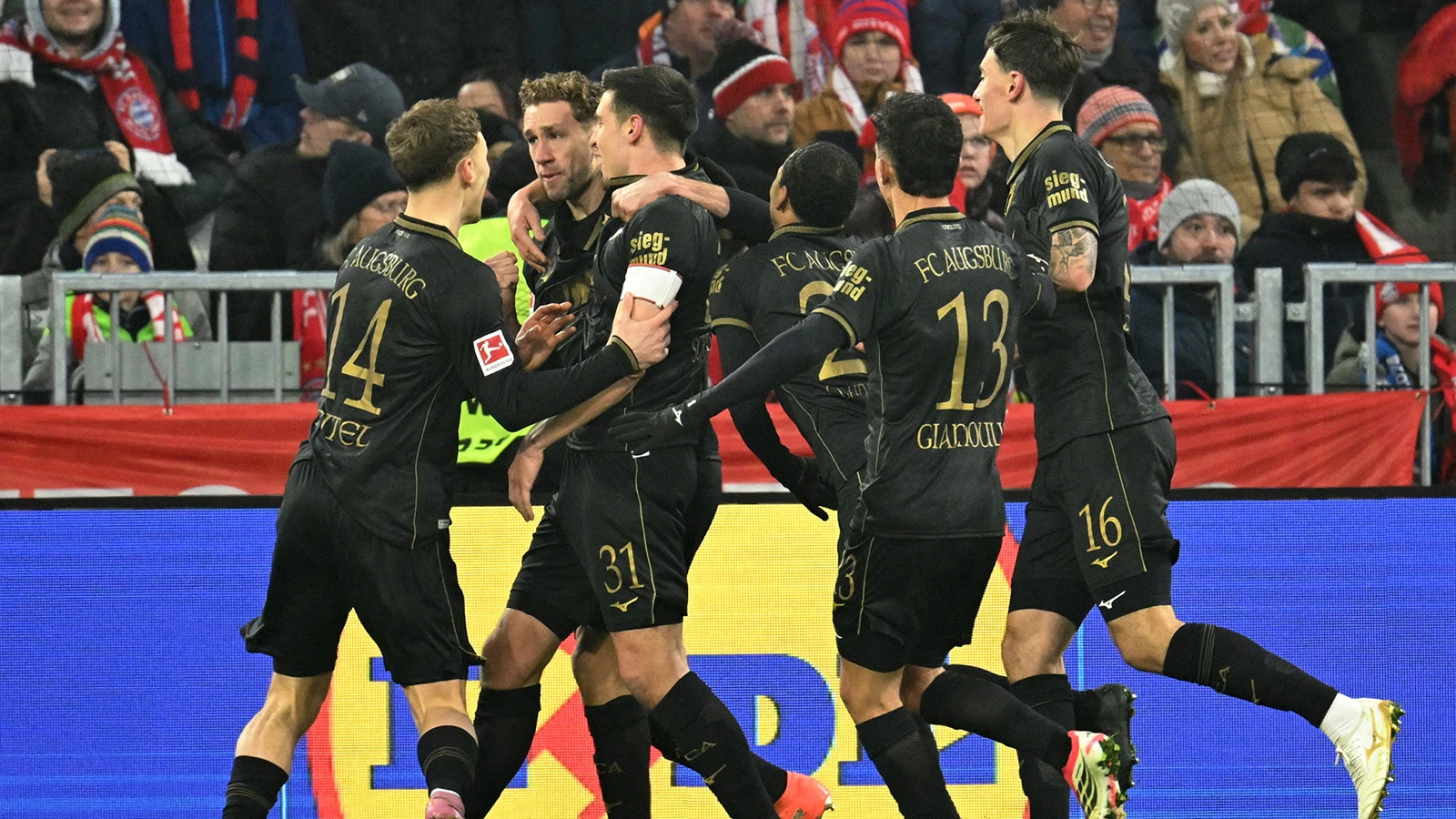 Augsburg, Bayern Münih'in 'yenilmez' apoletini söktü