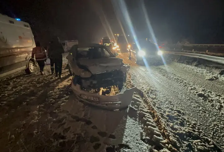 Otoyolda 7 aracın karıştığı kaza ulaşımı aksattı; 2 yaralı