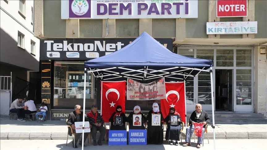 Muş'ta evlatlarına kavuşmak isteyen aileler, DEM Parti önündeki eylemlerini sürdürdü
