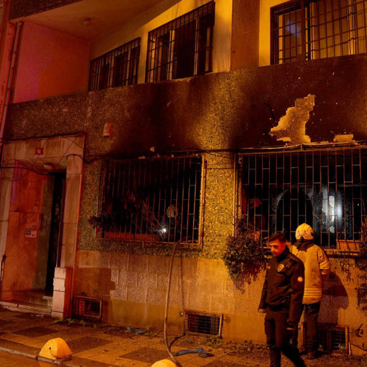Kadıköy'de apartmanda yangın paniği: 8 yaralı