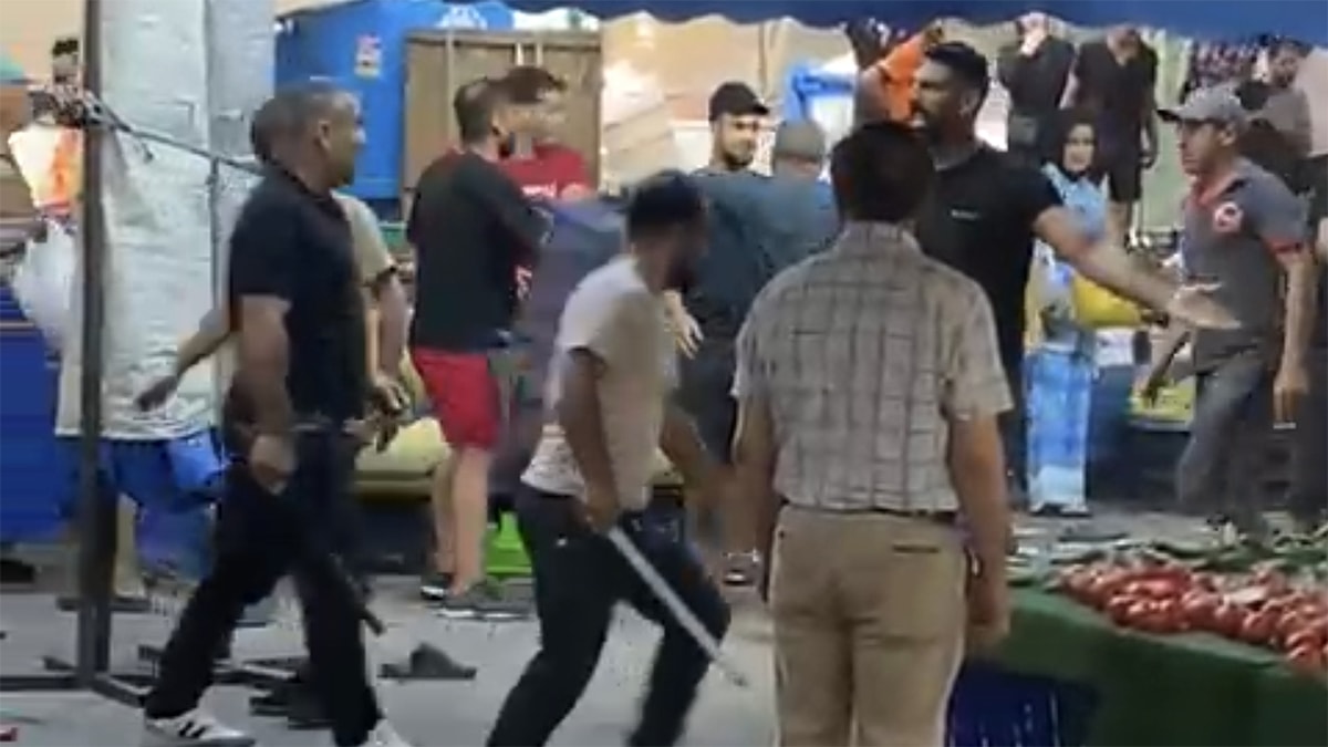 Pazarcılar kavga etti, sopalar, yumruklar, tekmeler havada uçuştu