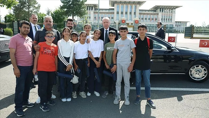 Cumhurbaşkanı Erdoğan, Adıyaman'dan gelen çocuklarla görüştü