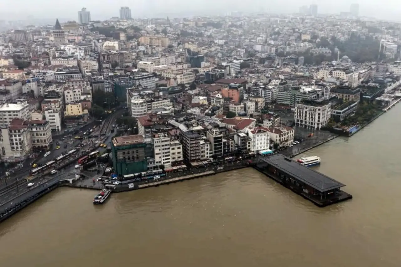 İstanbul’da Sağanağın Etkisi Sürüyor: Boğazın Kıyı Kesimlerinde Denizin Rengi Kahverengiye Döndü