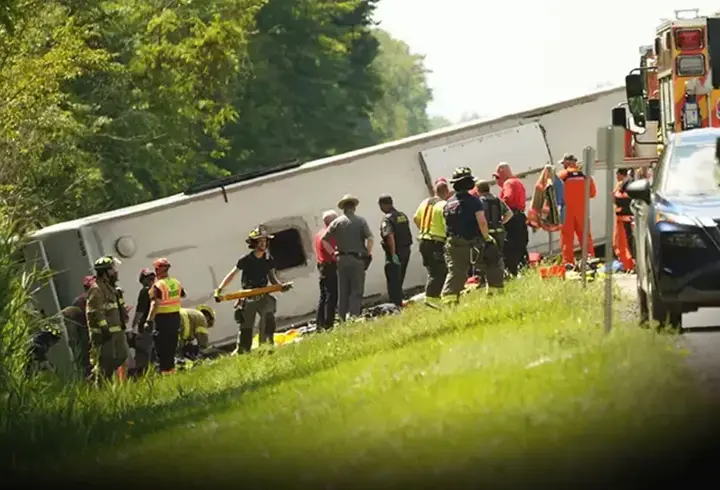 New York'ta yolcu otobüsü devrildi! Çok sayıda kişi can verdi