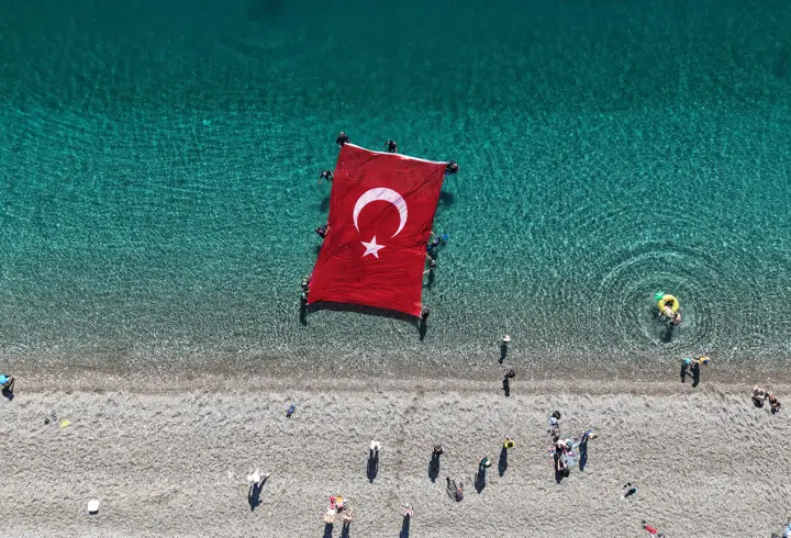 Bayramı su altında bayrak açarak kutladılar