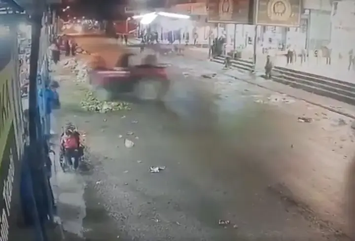 Ehliyetsiz sürücünün kullandığı traktör, mağazaya girdi; kaza kamerada