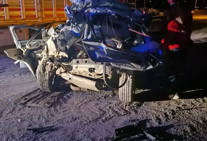 Otomobil, park halindeki TIR’a çarptı: 1ölü, 1 yaralı