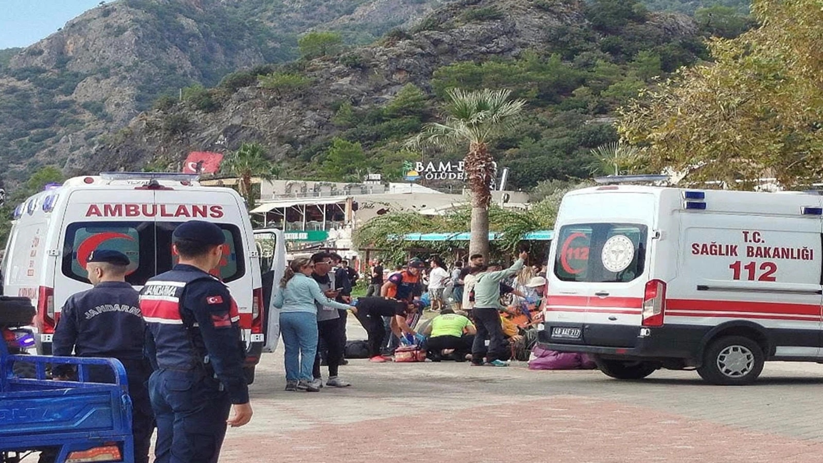 Gökyüzünde korku dolu anlar! Yamaç paraşütleri havada çarpıştı