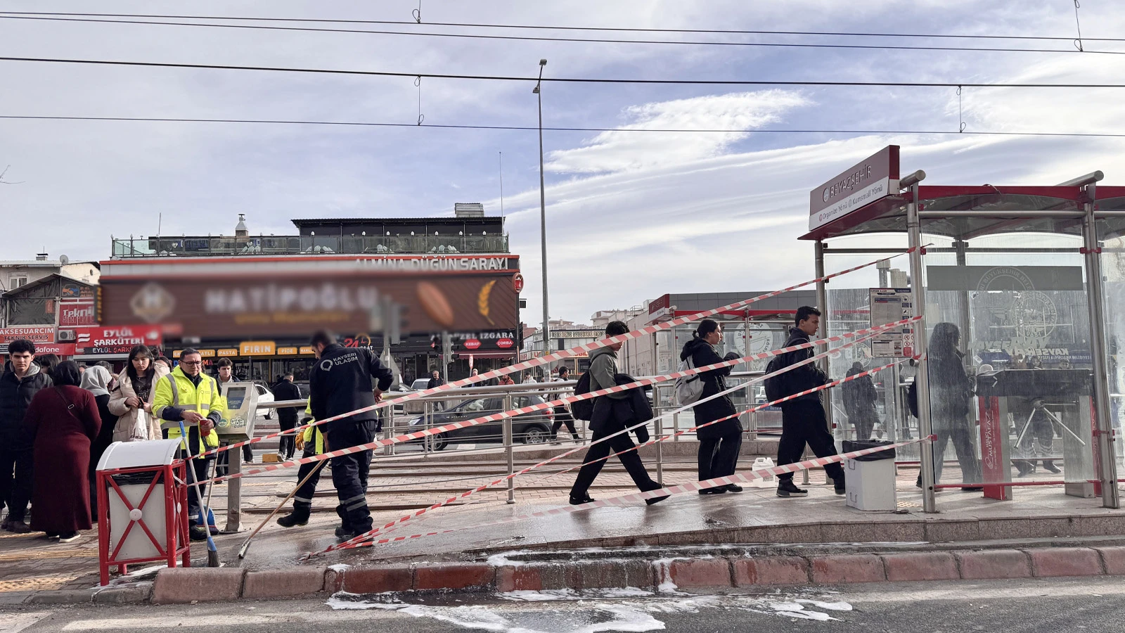 Otomobil tramvay durağına girdi: 3 kişi yaralandı