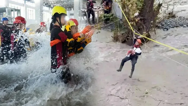 Çin'de 'Afet Turizmi' Diye Para Ödüyorlar, İstanbul'da Bedava! Su Basmamış Ev Kalmadı, Hala Kayıplar Var