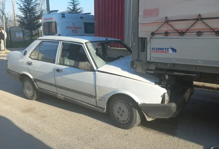 Otomobil park halindeki TIR’a çarptı: 1 yaralı