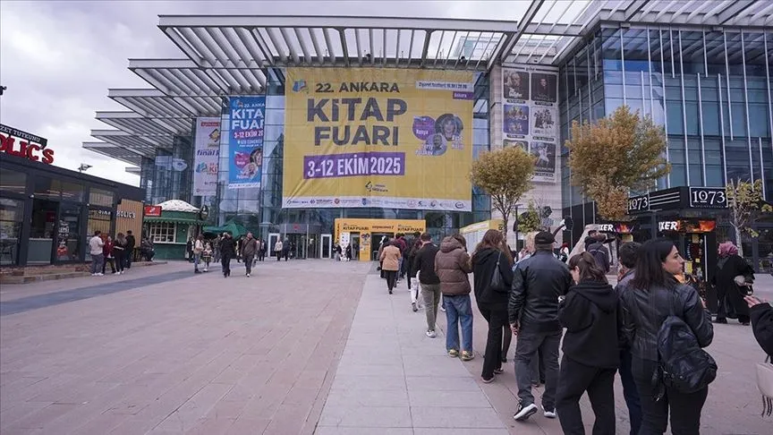 22. Ankara Kitap Fuarı'nda ziyaretçi yoğunluğu yaşandı