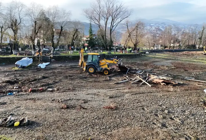 Sapanca Gölü kıyısındaki kaçak yapılar yıkılıyor