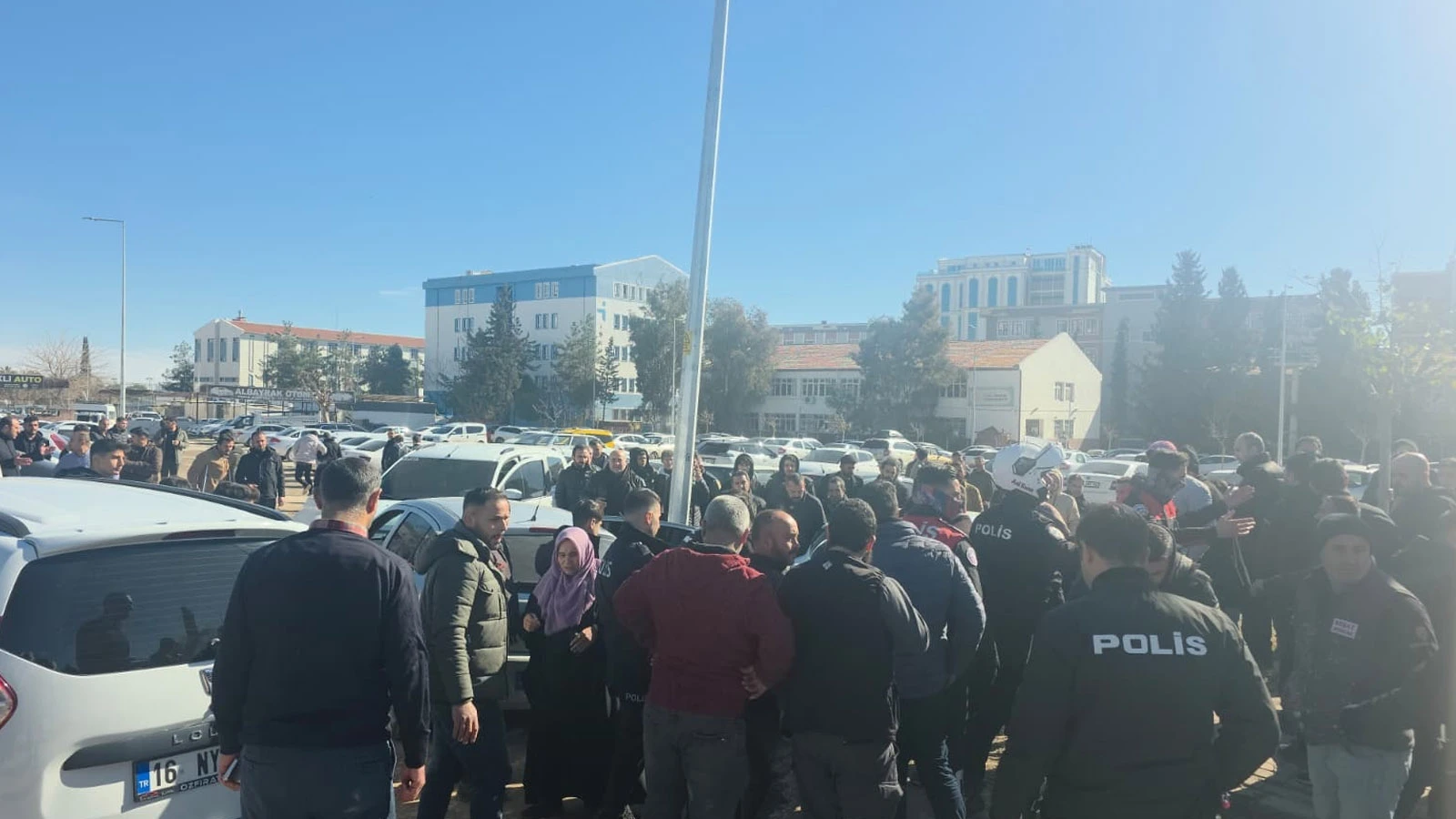 Şanlıurfa'da adliye önünde kavga: 2 kişi yaralandı