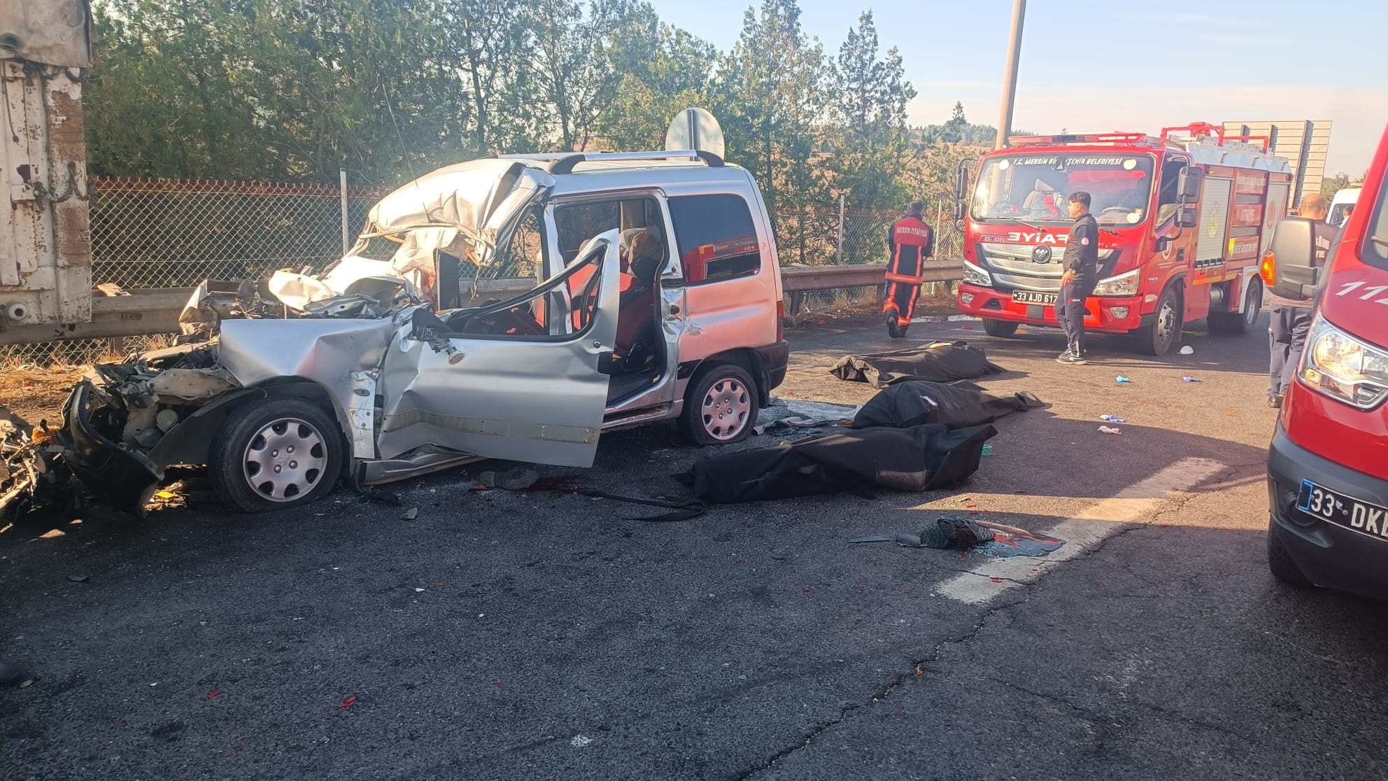 Hafif ticari araç, otoyolda kamyona çarptı; 3 kişi öldü