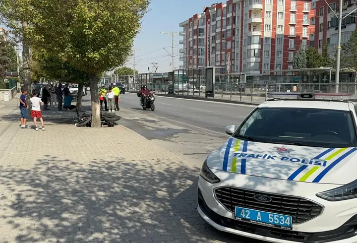 Motosiklet, bisiklete ve ağaca çarptı: 2 ölü