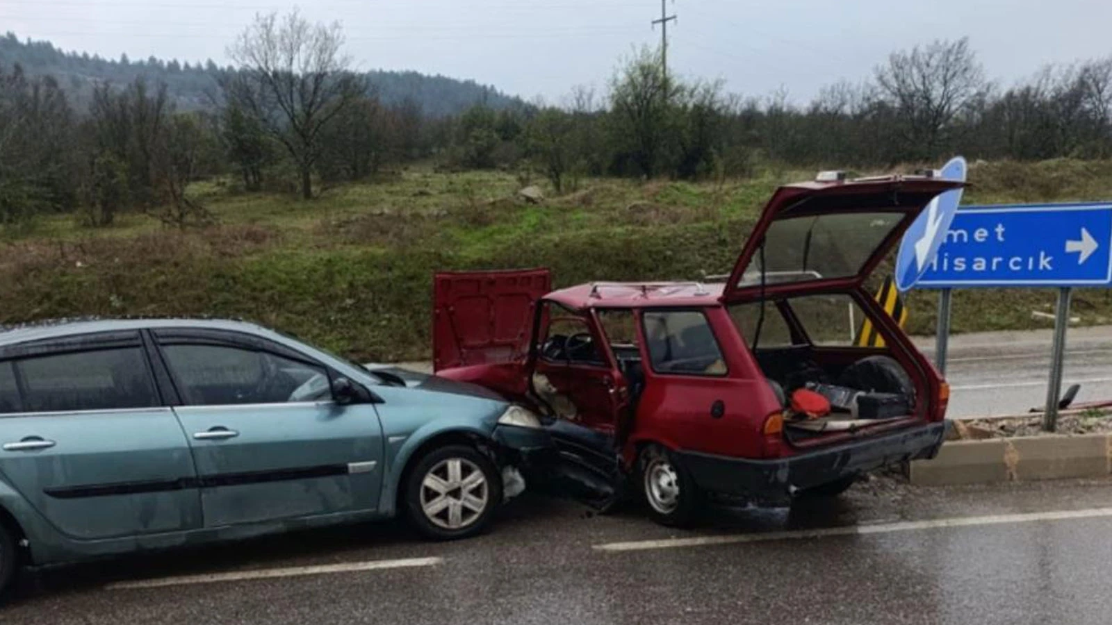 Tavşanlı'da iki otomobil çarpıştı: Ölü ve yaralılar var
