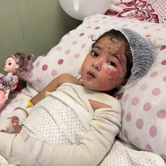 İsrail’in Bombaladığı Binada Alevlerin Arasında Kaldı: Ailesinden Geriye Bir Tek Küçük Meryem Kaldı
