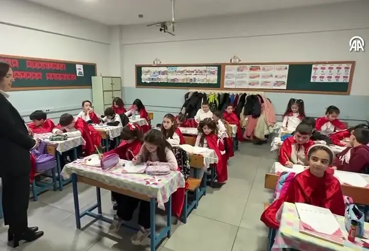 18 milyon öğrenci bayrak temasıyla ders başı yaptı