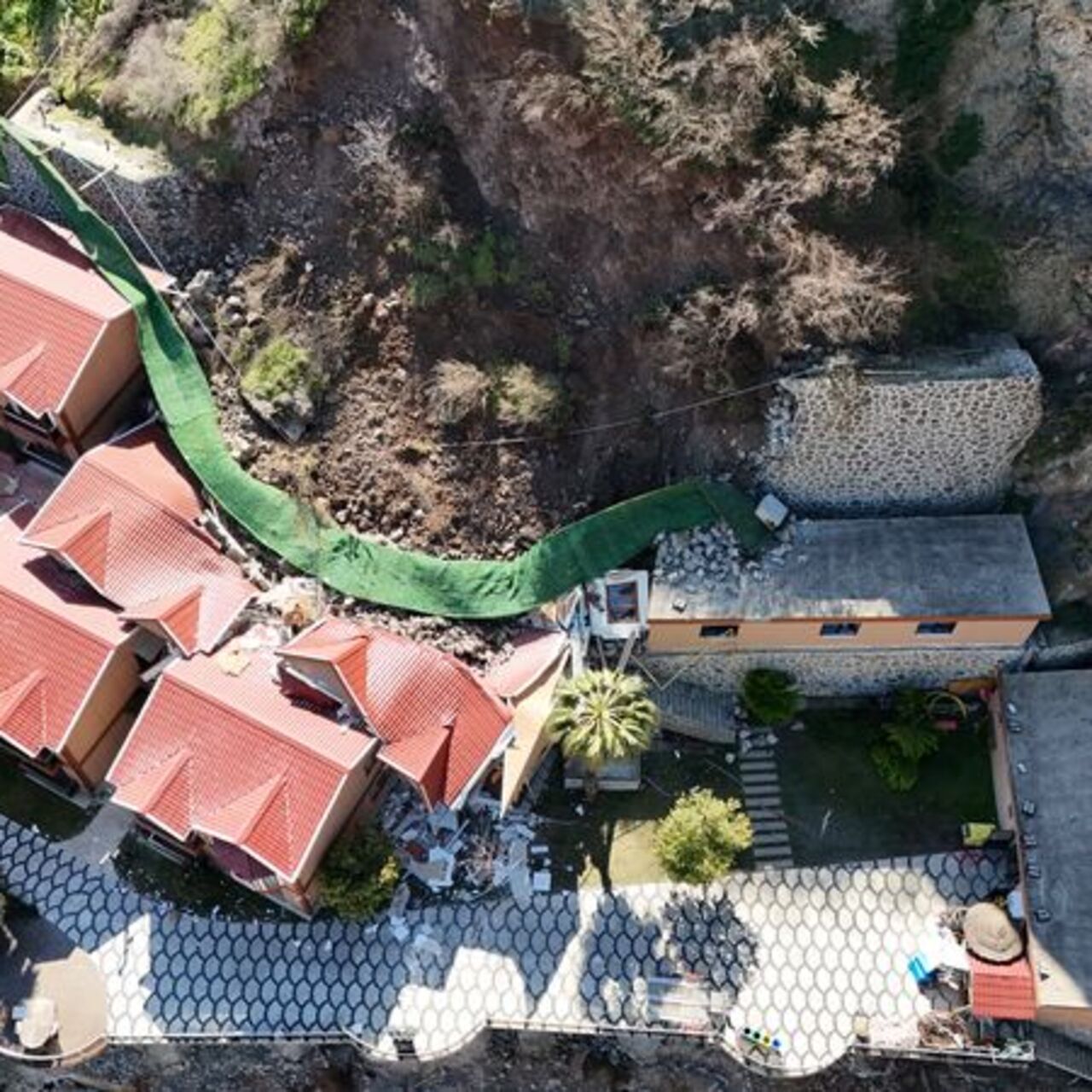 Artvin'de heyelan: Otelin bazı bölümleri yıkıldı