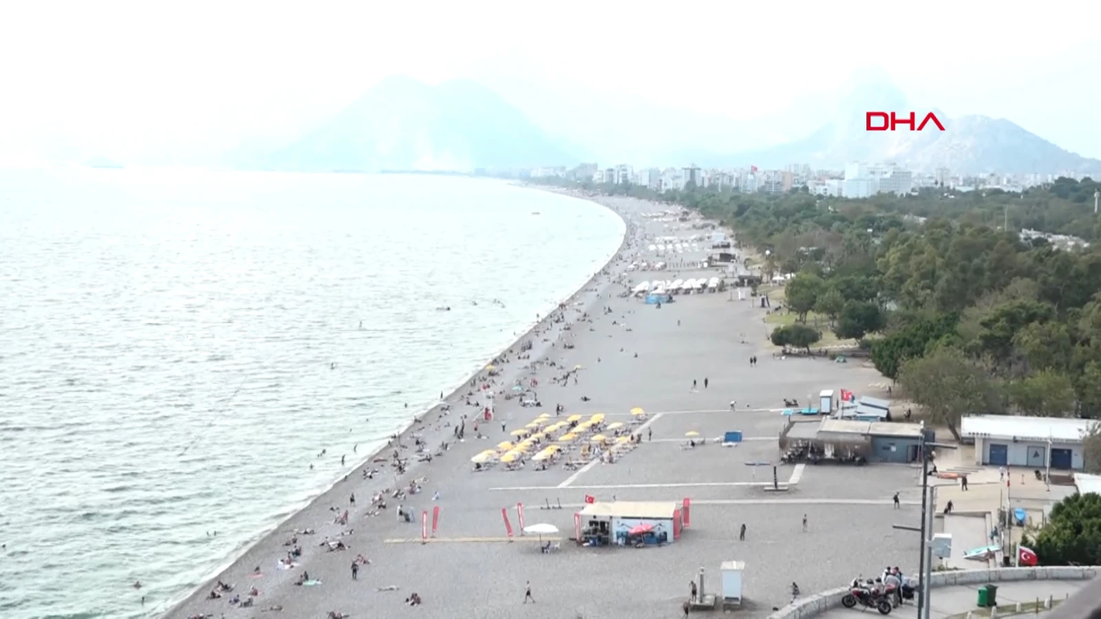 Antalya'da sıcak hava etkisini gösterdi, vatandaşlar plaja koştu