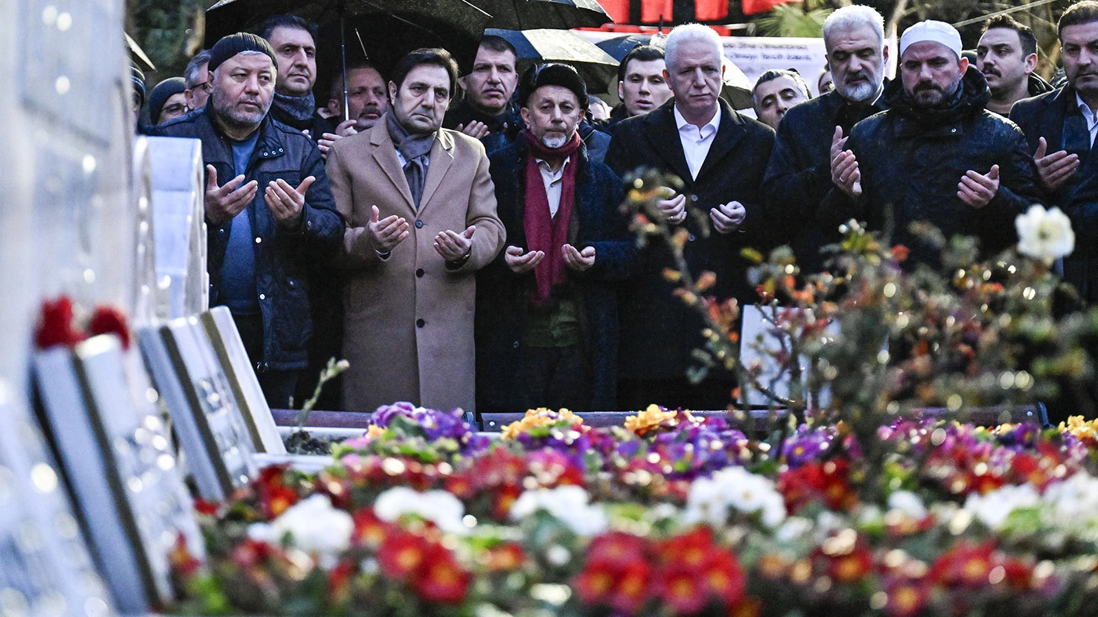 Eski başbakanlardan Necmettin Erbakan kabri başında anıldı
