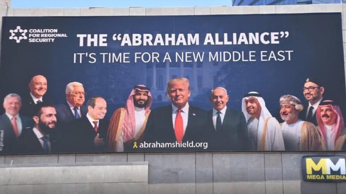Tel Aviv'e asılan pankartın şifreleri: İbrahim Anlaşması nedir?