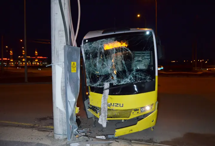 Kırmızı ışık ihlali yapan TIR, halk otobüsüne çarptı: 2 yaralı  