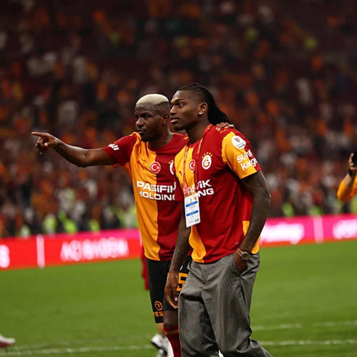 Rafael Leao maç sonu üçlü çektirdi! İşte o anlar