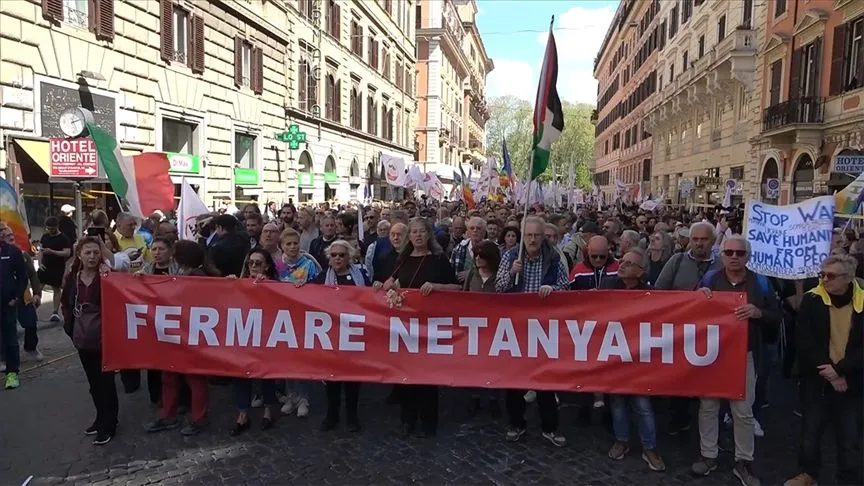 İtalya'da on binlerce kişi AB'nin yeniden silahlanma planını protesto etti